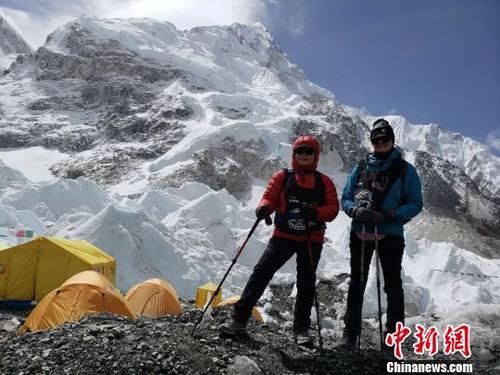 中国侨网孙晓明(左)与队友在珠峰登山途中。 受访者供图 摄