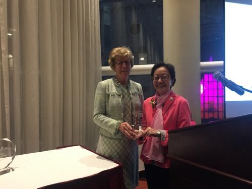 中国侨网陈倩雯(右)获得由PSS颁发的Maggie Kuhn奖。左为该机构委员长Martha Ferry。(美国《世界日报》/颜嘉莹 摄)