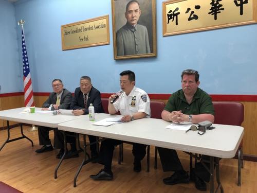 中国侨网曼哈顿华埠市警五分局局长吴铭恒(右二)呼吁民众对电话诈欺案提高警惕,万一受害及时报警。(美国《世界日报》╱洪群超 摄)