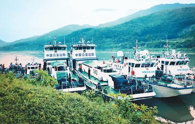 中国侨网4月26日，巡航途中，中国、老挝参与联合巡逻执法的船艇停靠在湄公河岸边。 　　张 敏摄