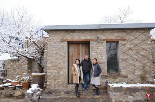 中国侨网来自新加坡的张家一家三口在北京郊外的平谷区建起了自己的周末休假石屋。(新加坡《联合早报》网站)