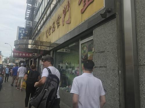 中国侨网金门食品公司因在仓库中储存价值112磅的鱼翅被罚2000元。(记者牟兰/摄影)