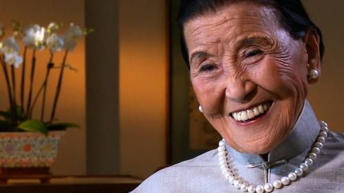 中国侨网98岁的美国“中餐女王”江孙芸，退休后并未闲下来，积极参与各种活动。(美国《世界日报》/YouTube截图)