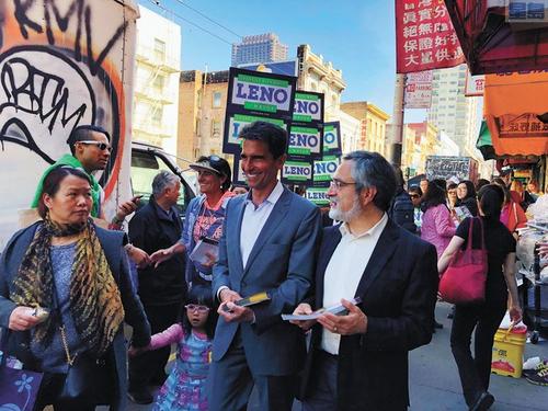 中国侨网旧金山市长候选人里诺和佩斯金走访华埠商业街，拜访各商户。(美国《星岛日报》/梁颖欣 摄)