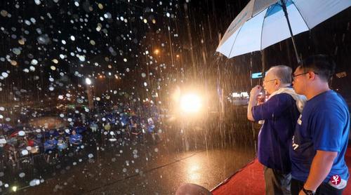 中国侨网上千民众冒雨出席昨晚(6日)魏家祥(左)与林添顺在永平举行的讲座。(新加坡《联合早报》/邝启聪 摄)