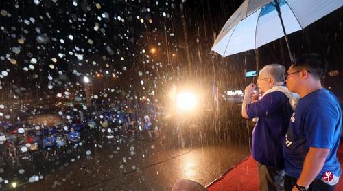 中国侨网上千民众冒雨出席昨晚（6日）魏家祥（左）与林添顺在永平举行的讲座。（新加坡《联合早报》/邝启聪 摄）