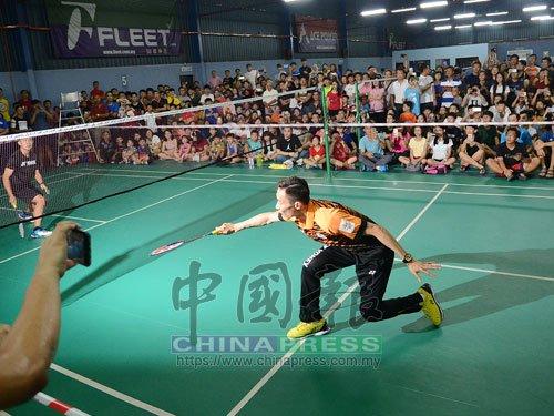 中国侨网李宗伟帅气救球，引得全场球迷欢呼打气。（马来西亚《中国报》）