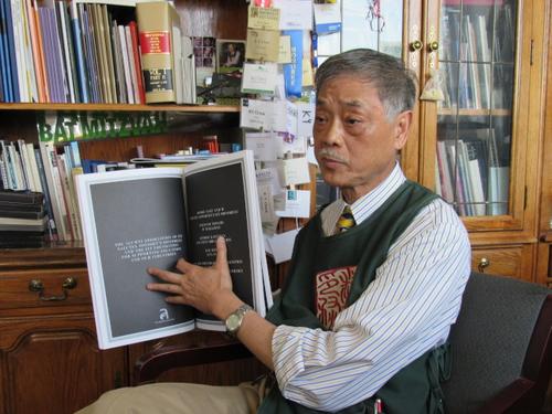 中国侨网周国炎回忆当时帮纽约流行设计学院FIT印制纪念册，并解释“四色黑”的印制过程。(美国《世界日报》／颜嘉莹 摄)
