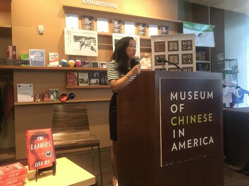 中国侨网高莉萨分享《离去的人》母子被迫分离的悲情故事。 (美国《世界日报》/牟兰 摄)