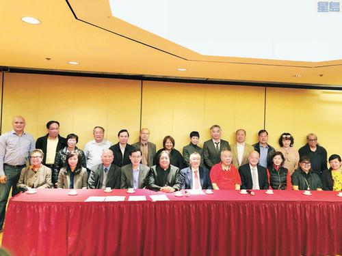 中国侨网超过30位华裔小区领袖聚集,呼吁市民踊跃签名,支持旧金山国际机场国际航站大楼以“李孟贤”市长命名。(美国《星岛日报》/梁颖欣 摄)