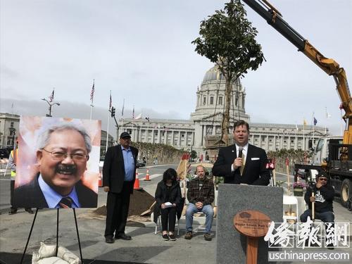 中国侨网麦法恩表示，李孟贤是旧金山的一座丰碑，希望纪念他的玉兰树成为市政广场的一道永恒的风景线。（美国《侨报》/吴卓明 摄）