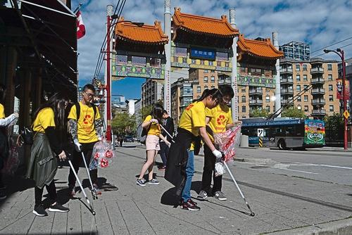 中国侨网一群年轻学生支持清洁运动,在华埠千禧门附近捡拾垃圾,右二是丁淑雅。(加拿大《星岛日报》/王学文 摄)