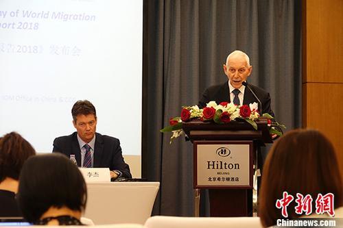 中国侨网5月8日,《世界移民报告2018》在京发布。国际移民组织总干事威廉·斯温(William Lacy Swing)(右一)在发布会上接受记者采访,评价中国成立国家移民管理局是非常积极的发展。 中新社记者 孙翔 摄