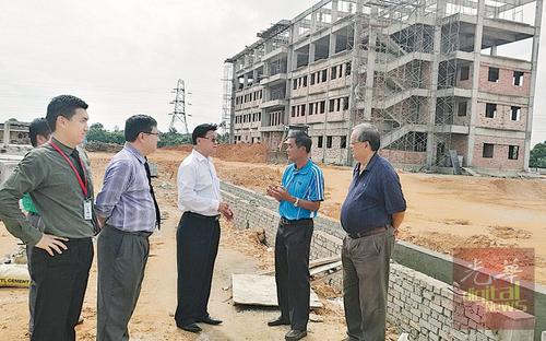 中国侨网方天兴（中）巡视关中新校舍工程，了解进展。（马来西亚《光华日报》）