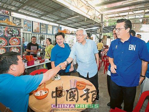 中国侨网廖中莱（右2起）在马华前署理总会长林亚礼的陪同下积极拜票，立志争取各年龄层选民的支持。（马来西亚《中国报》）