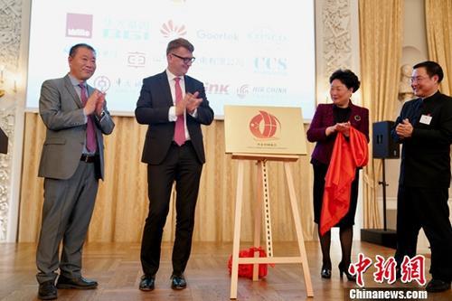 中国侨网5月8日,丹麦中国商会成立仪式在哥本哈根举行。中国驻丹麦大使邓英与丹麦就业大臣波尔森等丹麦政府有关部门、行业协会、企业代表等各界人士100余人共同出席仪式。 图为邓英(右二)、波尔森(左二)和商会首任会长王卫青(右一)共同为商会揭牌。中新社记者 彭大伟 摄