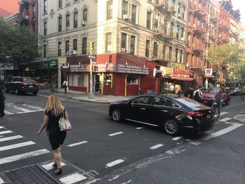 中国侨网下东城高中临近的柯林顿街交利文顿街路口,过去五年有7名行人和单车骑士因车祸受伤。(美国《世界日报》/和钊宇 摄)