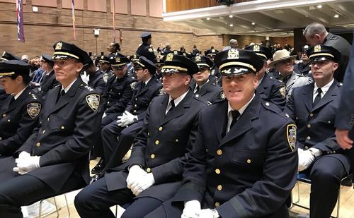 中国侨网纽约市警总局7日举行晋升典礼,92名表现优异的警员和文职人员获得晋升。(美国《世界日报》/取自市警总局推特)