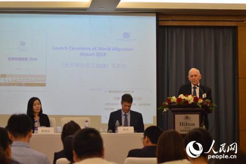 中国侨网William Lacy Swing在做报告。来源:人民网
