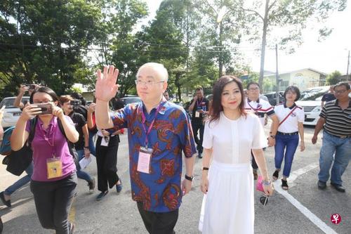 中国侨网魏家祥和妻子到永平国民小学投票站投票。（新加坡《联合早报》/邝启聪 摄）