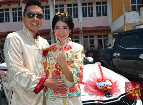 中国侨网新郎周庆仲陪同新娘李巧柔履行公民责任。（马来西亚《光华日报》）