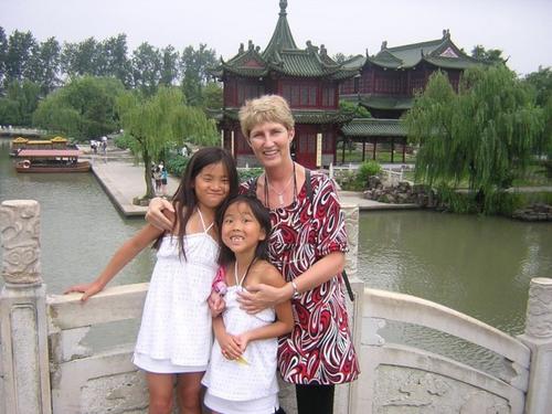 中国侨网《金融时报》资深记者与专栏作家华德梅尔带着两个女儿移居中国多年，主要为了让从中国收养的两个女儿了解中国，找到身份认同。(美国《世界日报》/华德梅尔供图)