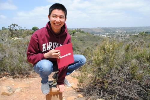 中国侨网美国华裔少年朱锟展示哈佛大学录取通知书。(美国《世界日报》/朱锟供图)