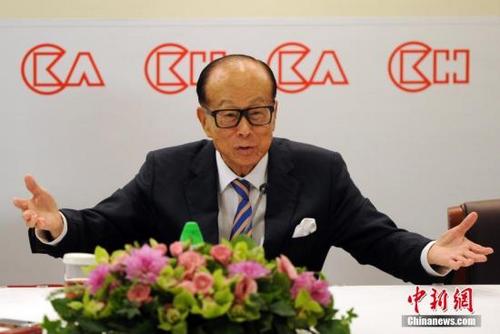 中国侨网资料图:3月16日发布会上,李嘉诚宣布退休安排。中新社记者 谭达明 摄