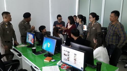 中国侨网166名中国人在泰国操控中国股市被警方押扣审讯。(泰国《世界日报》)