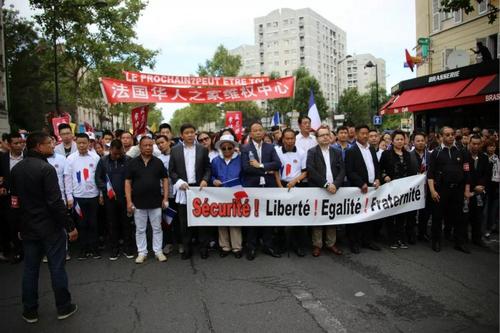 中国侨网2016年8月21日，华人在欧市的共和国大道举行反暴力要安全示威游行。5月7日被入室盗窃的华人家庭就在这附近。（《欧洲时报》/黄冠杰 摄）