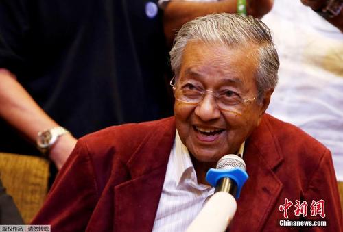 中国侨网马来西亚9日举行第14届全国选举，官方结果显示，马哈蒂尔领导的“希望联盟”赢得国会222个席次中的113席，取得了执政所需的简单多数。马哈蒂尔在记者会上表示，他预计5月10日稍晚宣誓就职。  
