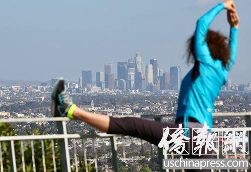 中国侨网单身生活是一种生活,可所谓单身贵族生活其实是现实生活中的一种幻觉。(美国《侨报》/邱晨 摄)