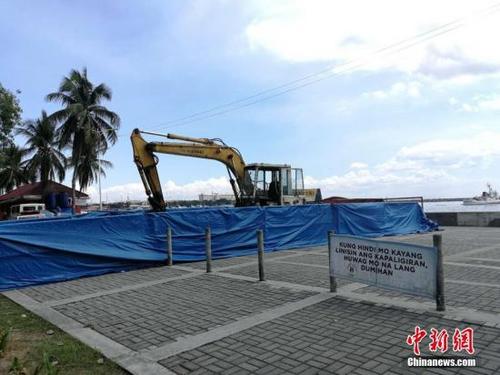 中国侨网位于菲律宾首都马尼拉市罗哈斯大道的“慰安妇”雕像4月27日深夜遭不明人士强行拆除。据悉,今年4月20日,一辆挖掘机突然停在“慰安妇”雕像后面,引起菲律宾市民和媒体的关注。当时华社人士向多个政府部门查询,但政府部门互相推诿,无人说得出是谁派遣的。直至4月27日深夜,挖掘机突然动工拆除雕像。图为4月28日,“慰安妇”雕像拆除现场。中新社记者 关向东 摄