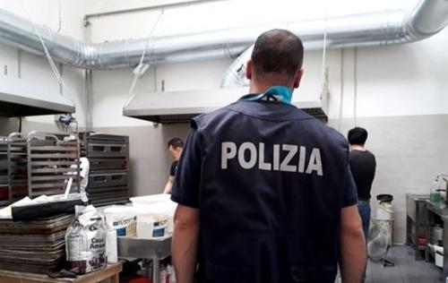 中国侨网意大利普拉托警方检查华人食品加工厂。(欧联通讯社)