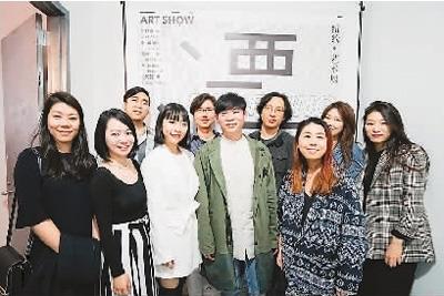 中国侨网图为“漂流”艺术展策划团队合影。
