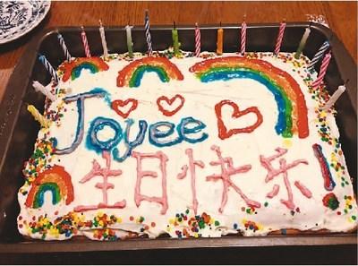 中国侨网留学生小魏印象最深的是寄宿家庭为她举办的18岁生日派对。