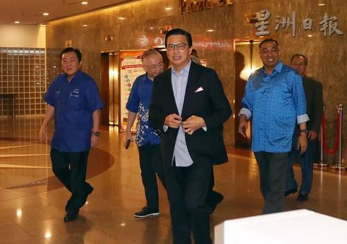 中国侨网廖中莱(右二)与黄家泉(左起)及魏家祥代表马华出席国阵最高理事会议,分析国阵大选成绩及失利因素。右一为莫哈末沙烈。(马来西亚《星洲日报》)