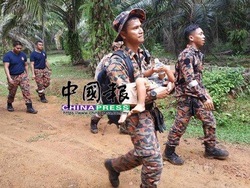 中国侨网经过拯救队员地毯式的搜索，终把女童寻获。（马来西亚《中国报》）