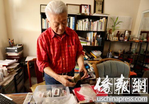 中国侨网刘冰在书房内整理其父刘雅农留下的印章。(美国《侨报》/邱晨 摄)