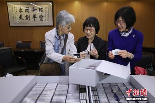 中国侨网资料图:2018年4月4日,日本友人松冈环女士(中)将她30年间记录的南京大屠杀幸存者口述证言影像资料捐赠给侵华日军南京大屠杀遇难同胞纪念馆。自1988年起,松冈环女士多次来到中国,在南京和周边地区寻访南京大屠杀亲历者,并用DV和录音机记录下口述历史材料。中新社记者 泱波 摄