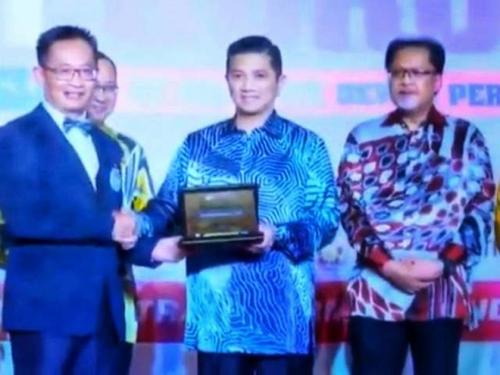 中国侨网马来西亚全国模范教师奖得主姚轲武（左）从雪州大臣阿兹敏手中接领奖项。（马来西亚《星洲日报》）