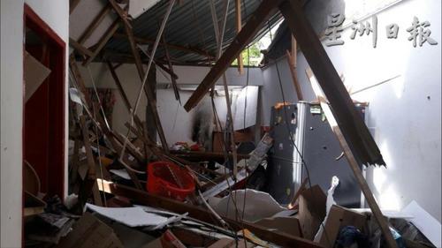 中国侨网煤气泄漏引发爆炸屋顶崩塌，屋内一片凌乱犹如废墟。（马来西亚《星洲日报》）
