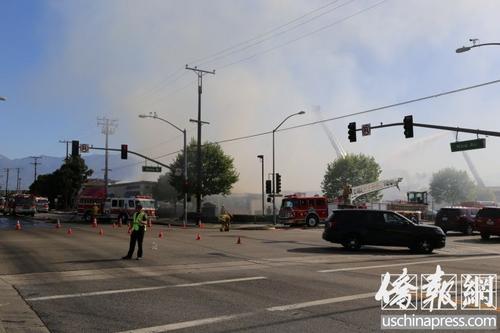 中国侨网5月16日阿罕布拉市山谷大道和新街路口的商业中心发生火灾。(美国《侨报》/高睿 摄)