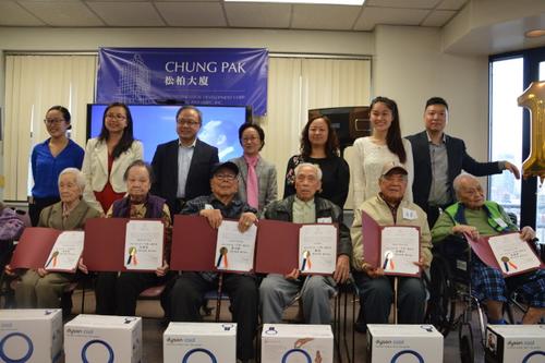 中国侨网松柏大厦为亚裔传统月和老人月举办庆典活动,为七名百岁以上的耆老颁发奖状。(美国《世界日报》/牟兰 摄)