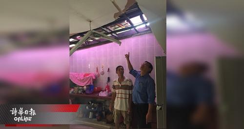 中国侨网张有庆视察被炸开屋顶的屋子。（马来西亚《诗华日报》）
