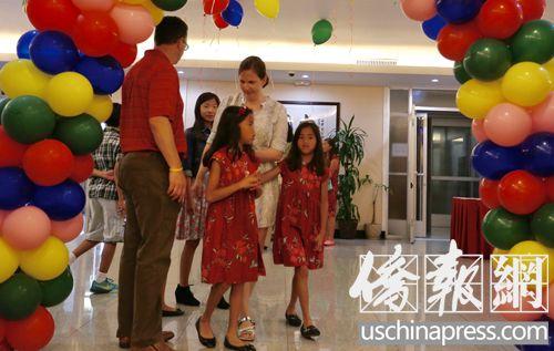 中国侨网跟随养父母到中国驻洛杉矶总领馆做客的中国领养儿童小姐妹。(美国《侨报》/邱晨 摄)