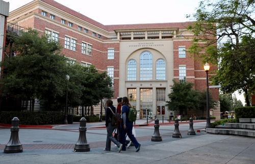 中国侨网南加州大学英格曼学生健康中心成了媒体关注的焦点。(美国《侨报》/邱晨 摄)