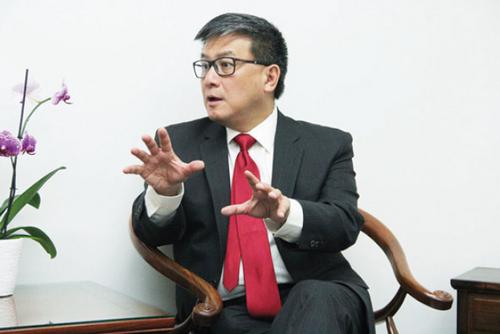 中国侨网面对亚裔在美国的地位,江俊辉表示“亚裔不应该再被当做二等公民对待”。(美国《世界日报》/李晗 摄)面对亚裔在美国的地位,江俊辉表示“亚裔不应该再被当做二等公民对待”。(美国《世界日报》/李晗 摄)