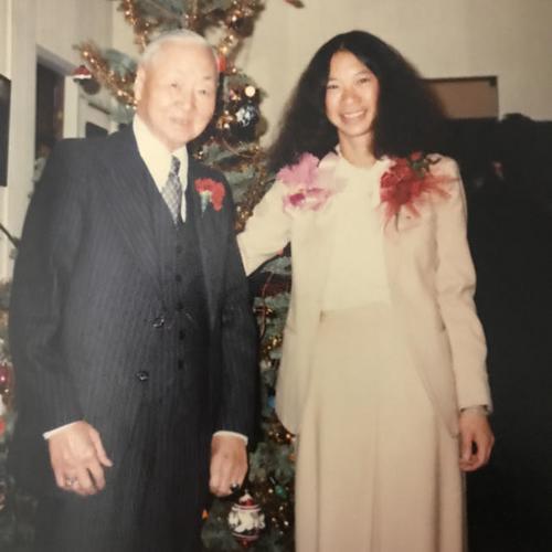 中国侨网陈舜英(右)与父亲陈春荣合影。(美国《世界日报》/陈舜英供图)