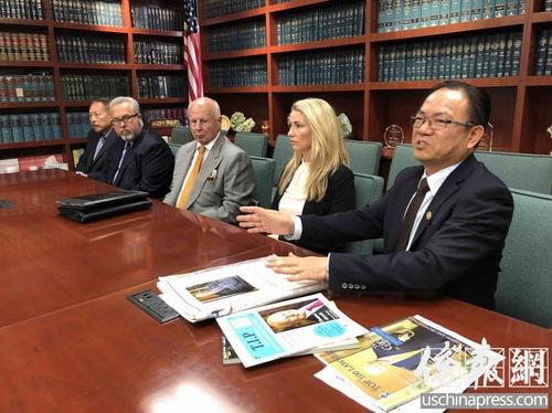中国侨网邓洪（右1）和吉拉迪（右3）的律师团队在新闻发布会上。（美国《侨报》/记者夏嘉摄）